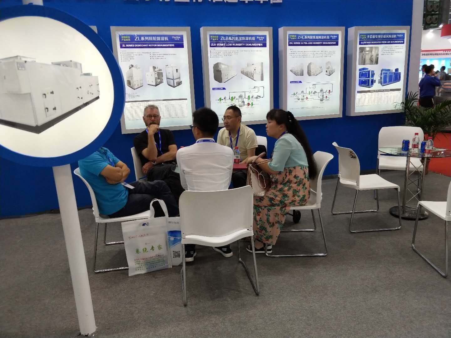 茄子视频免费观看泰员工与客户交谈