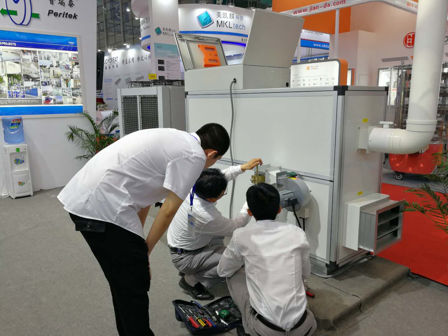 茄子视频免费观看泰总经理吴建平亲自检查参展设备